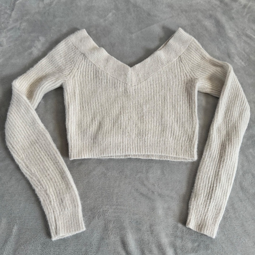 American Eagle Cream Ribbed Fuzzy Cropped V-Neck Sweater Women's Medium Ivory